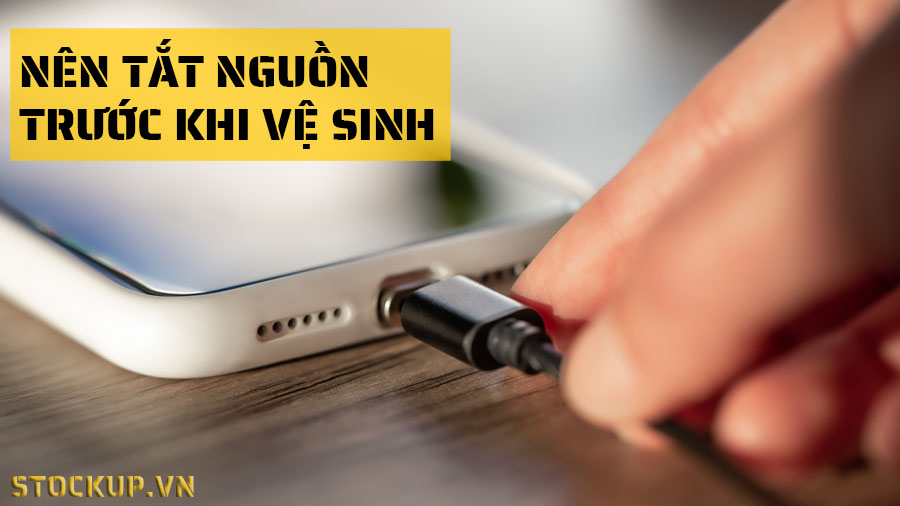 Tắt nguồn và tháo phụ kiện trước khi vệ sinh điện thoại